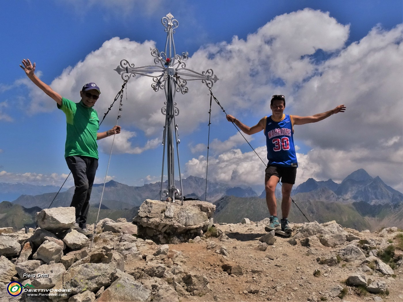 05 Alla croce di vetta del Corno Stella (2620 m) con vista verso il Pizzo del Diavolo.JPG